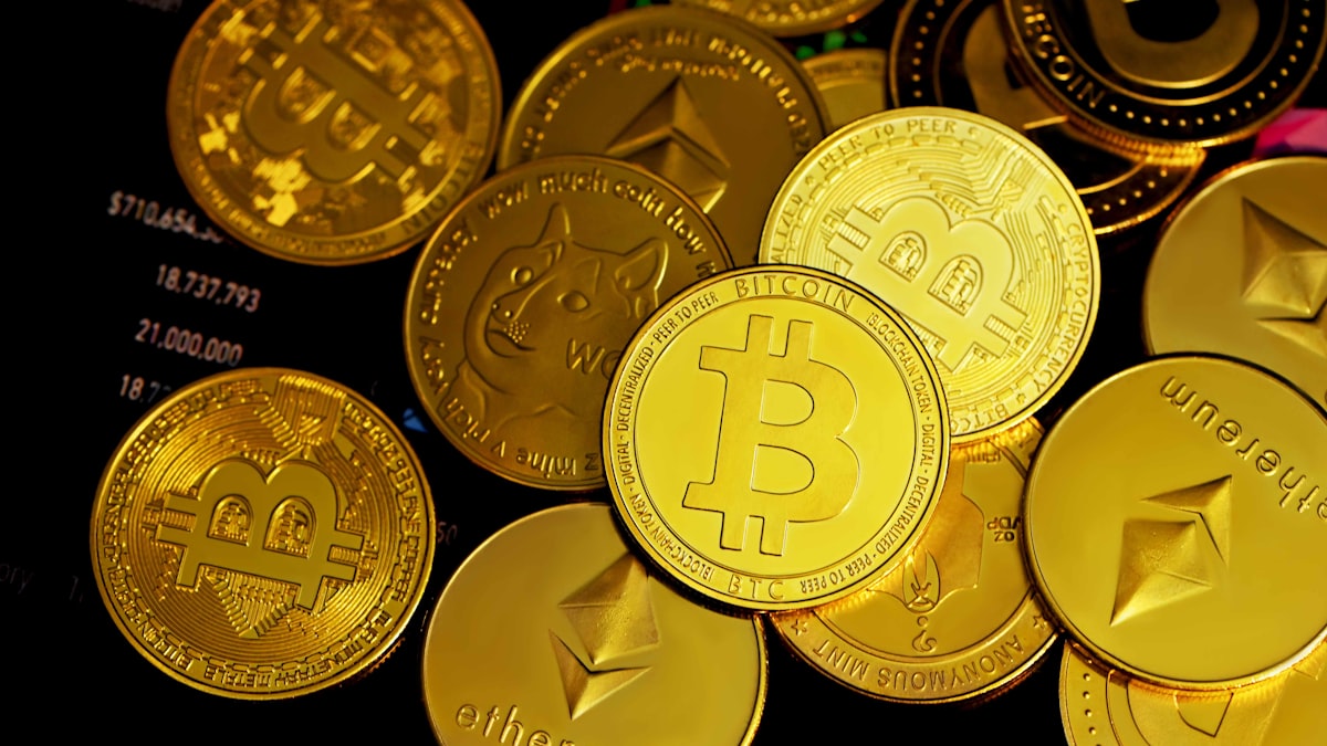 MiCA clasifica los criptoactivos en categorías como tokens de utilidad, tokens referenciados a activos y stablecoins, con reglas comunes para toda la Unión Europea.