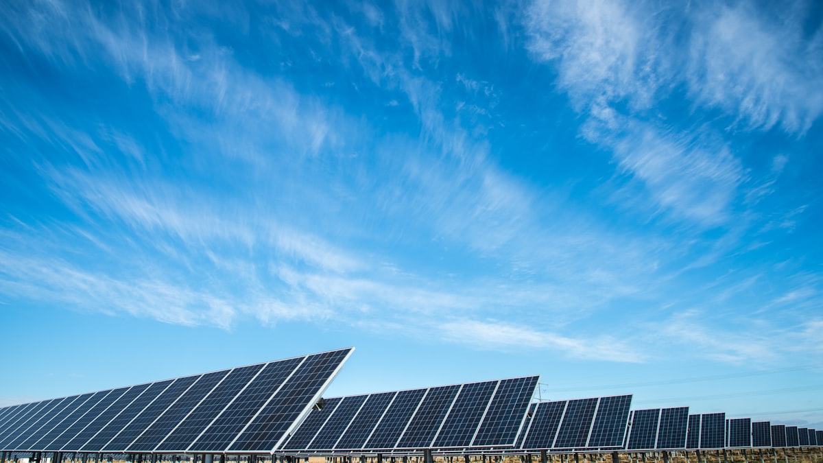 Cada vez más granjas de minado se ubican junto a parques solares y eólicos para aprovechar la energía limpia y barata.